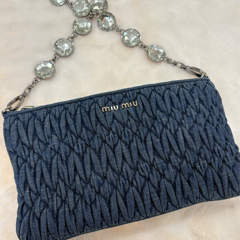 MiuMiu 牛仔布水晶鏈條斜背包-1