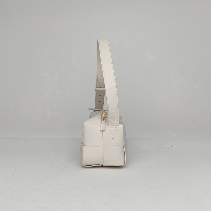 BOTTEGA VENETA CassetteBrick腋下包小號23.5白色羊皮金扣肩背包-1