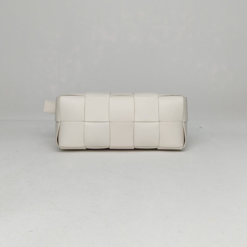 BOTTEGA VENETA CassetteBrick腋下包小號23.5白色羊皮金扣肩背包-4