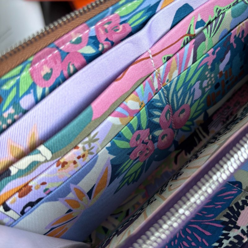 ::HERMES:: 金棕色內裡花園狗狗圖樣絲巾長夾 拉鍊長夾-15