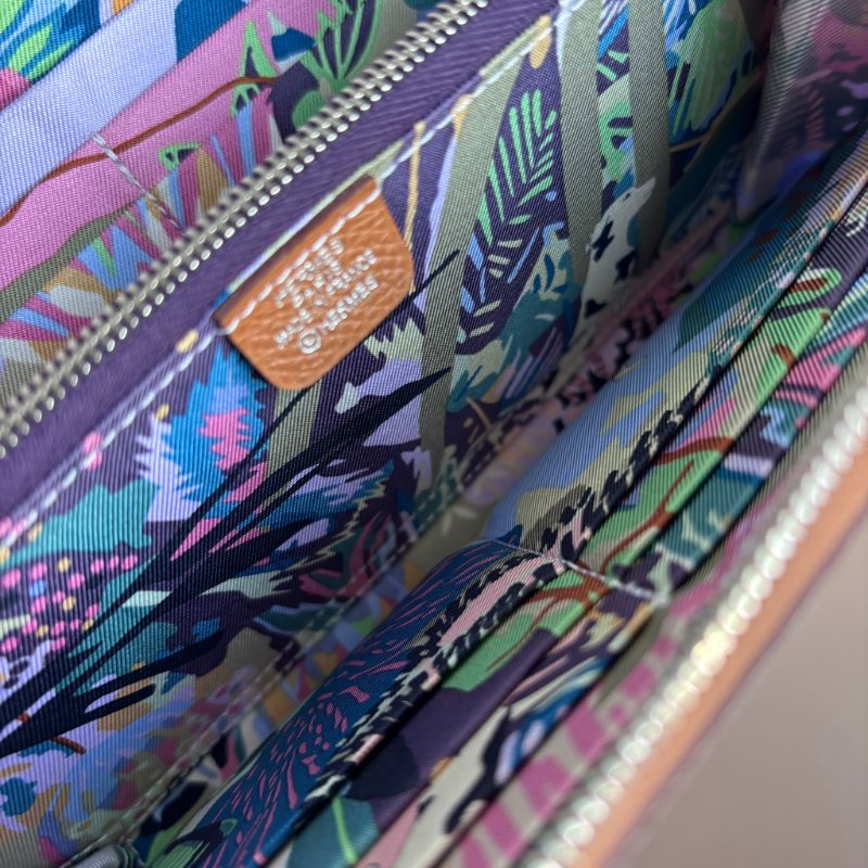 ::HERMES:: 金棕色內裡花園狗狗圖樣絲巾長夾 拉鍊長夾-16