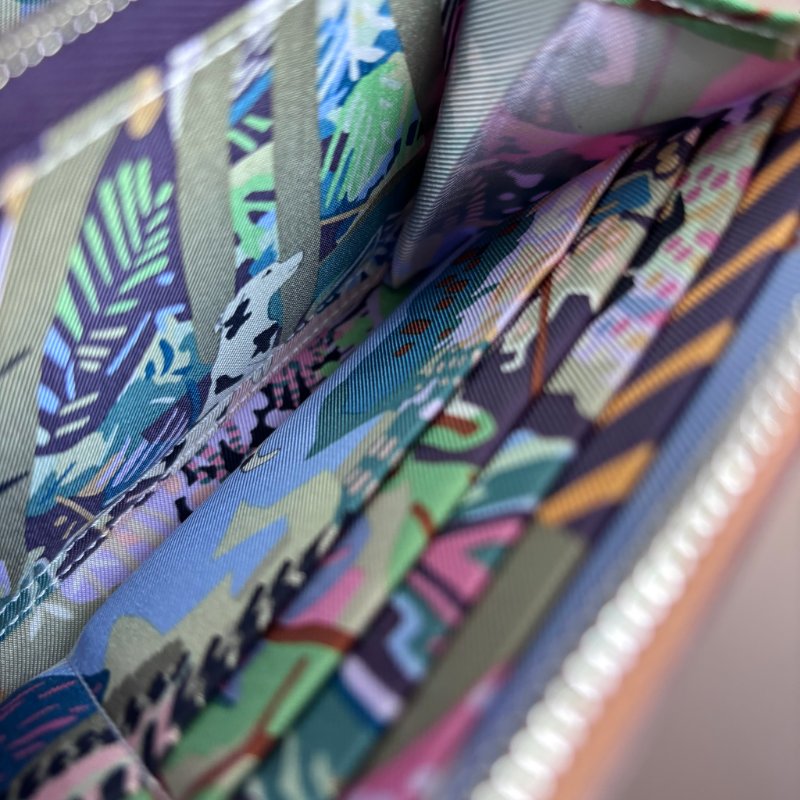 ::HERMES:: 金棕色內裡花園狗狗圖樣絲巾長夾 拉鍊長夾-17