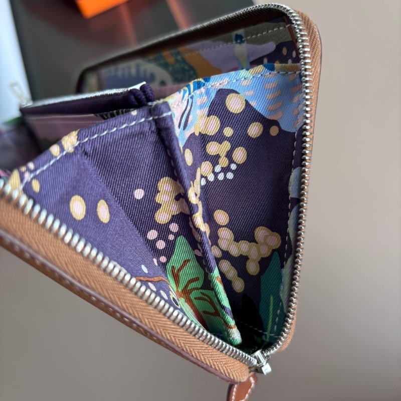 ::HERMES:: 金棕色內裡花園狗狗圖樣絲巾長夾 拉鍊長夾-20