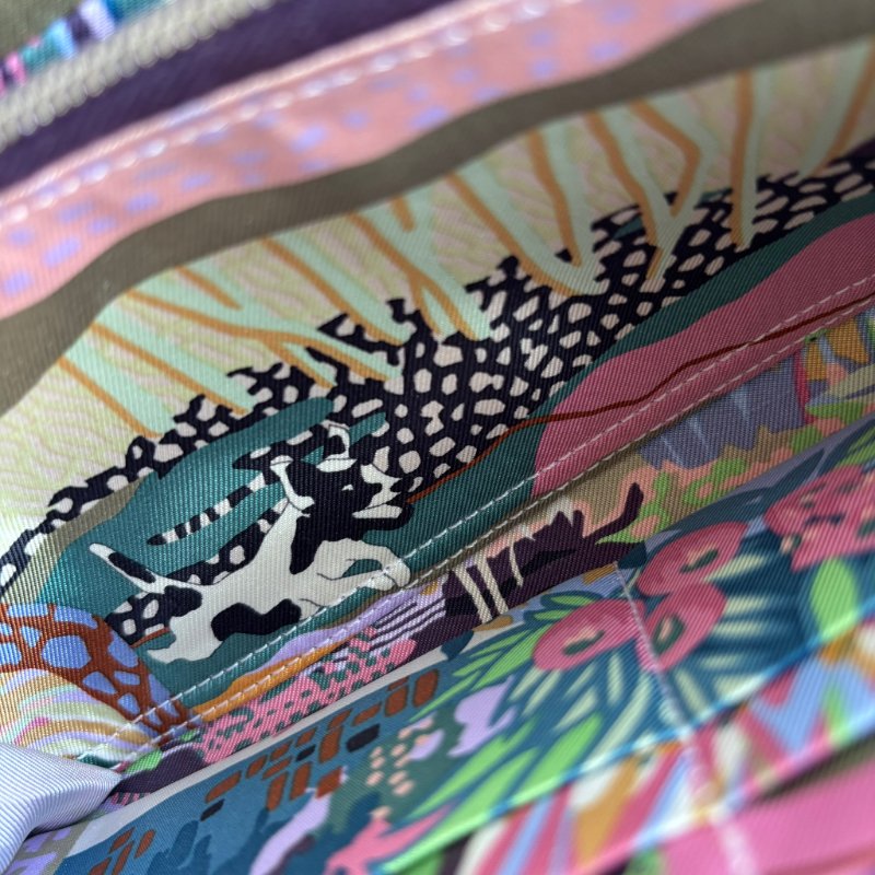 ::HERMES:: 金棕色內裡花園狗狗圖樣絲巾長夾 拉鍊長夾-21