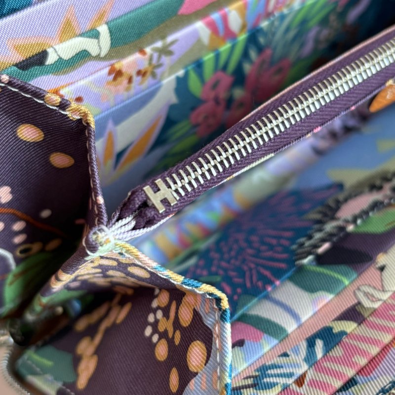 ::HERMES:: 金棕色內裡花園狗狗圖樣絲巾長夾 拉鍊長夾-24