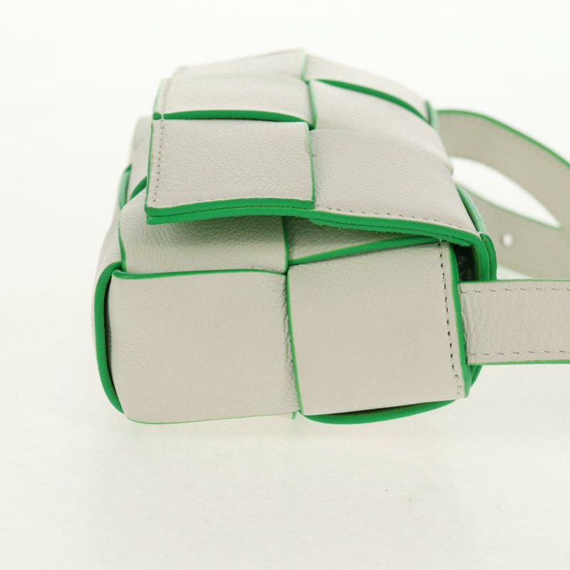 【日本直送】BOTTEGA VENETA MAXI INTRECCIATO 盒式包皮白色綠色正品 bs30121A-4