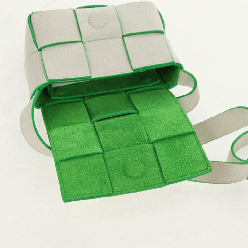 【日本直送】BOTTEGA VENETA MAXI INTRECCIATO 盒式包皮白色綠色正品 bs30121A-19