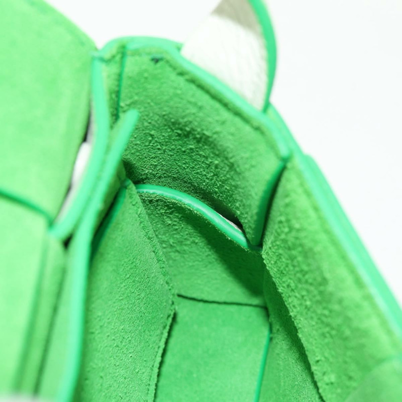 【日本直送】BOTTEGA VENETA MAXI INTRECCIATO 盒式包皮白色綠色正品 bs30121A-22