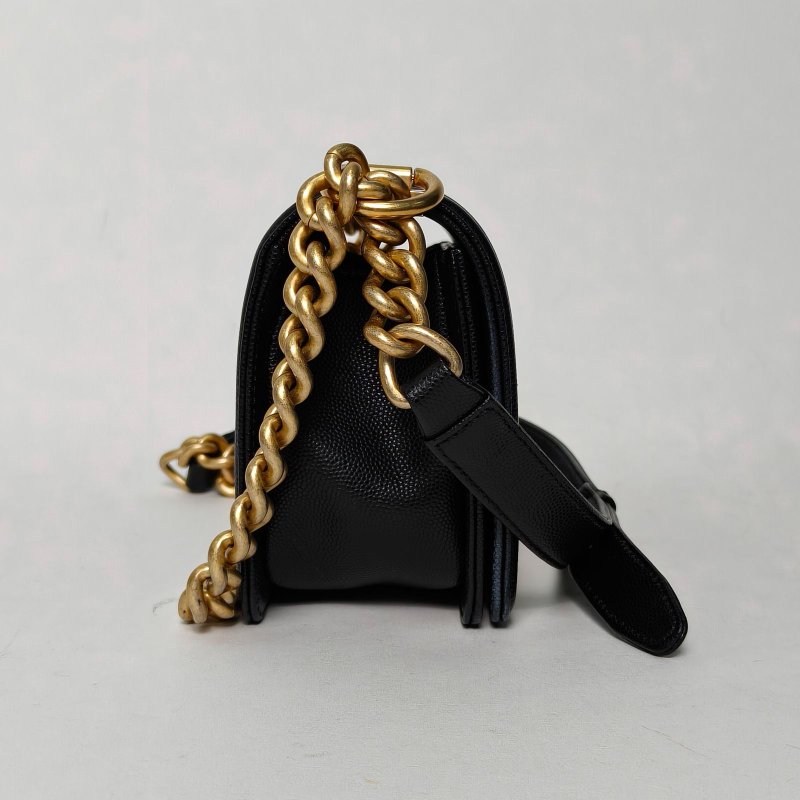 CHANEL Leboy小號20.5黑色荔枝牛皮29開金扣菱格紋肩背包-1