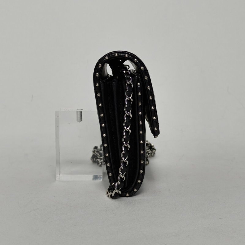 CHANEL 黑色羊皮26開銀扣CFWOC季節款鉚釘15.5mini肩背包-1