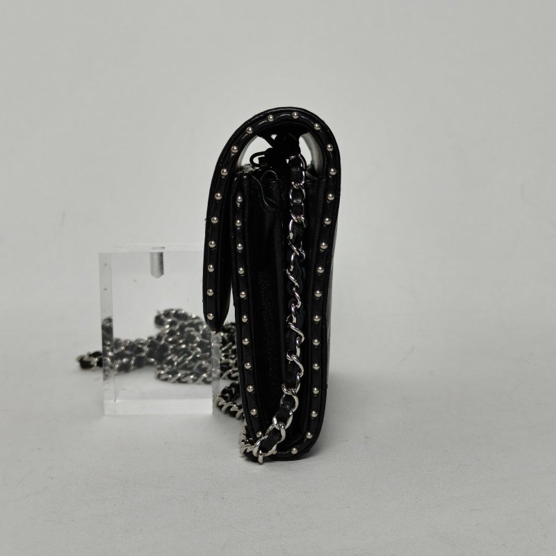 CHANEL 黑色羊皮26開銀扣CFWOC季節款鉚釘15.5mini肩背包-3