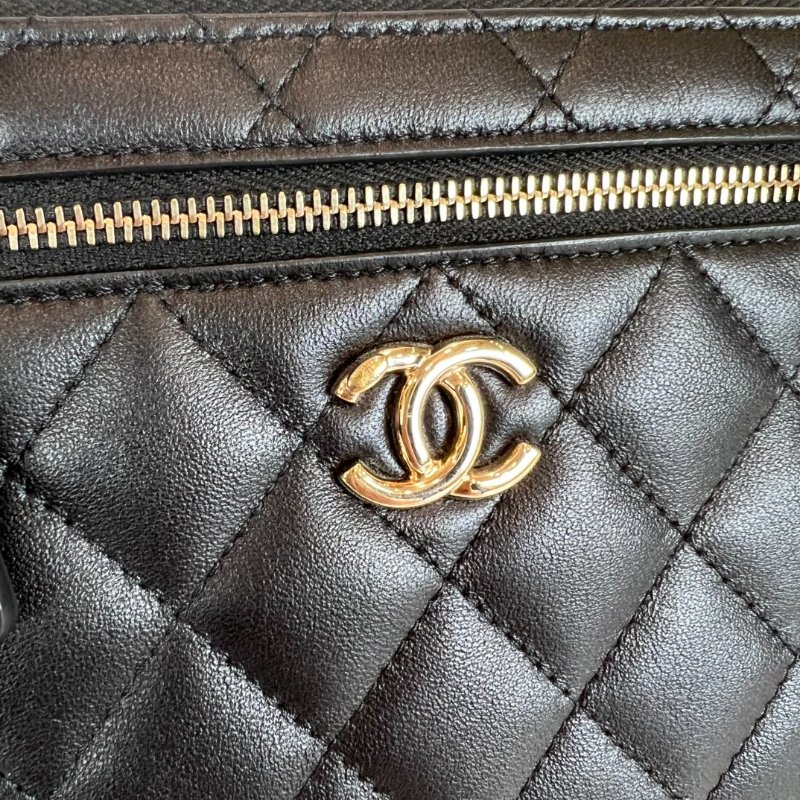 CHANEL 季節款拉鍊雙層WOC 羊皮黑晶片款-7