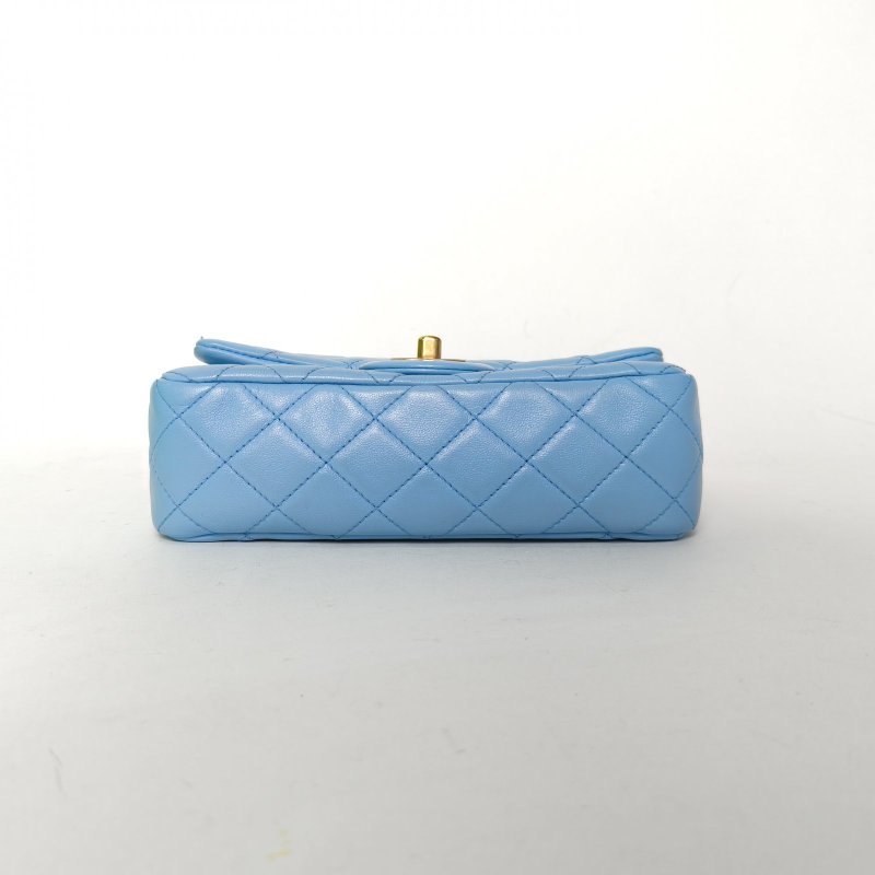 CHANEL 22SCF口蓋包大Mini20藍色羊皮晶片開金扣核桃金球肩帶肩背包-4