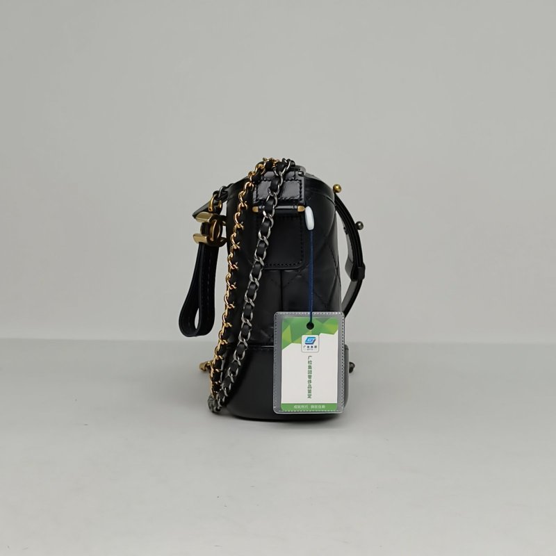CHANEL GABRIELLE流浪小號20黑色牛皮晶片開金銀扣肩背包-1