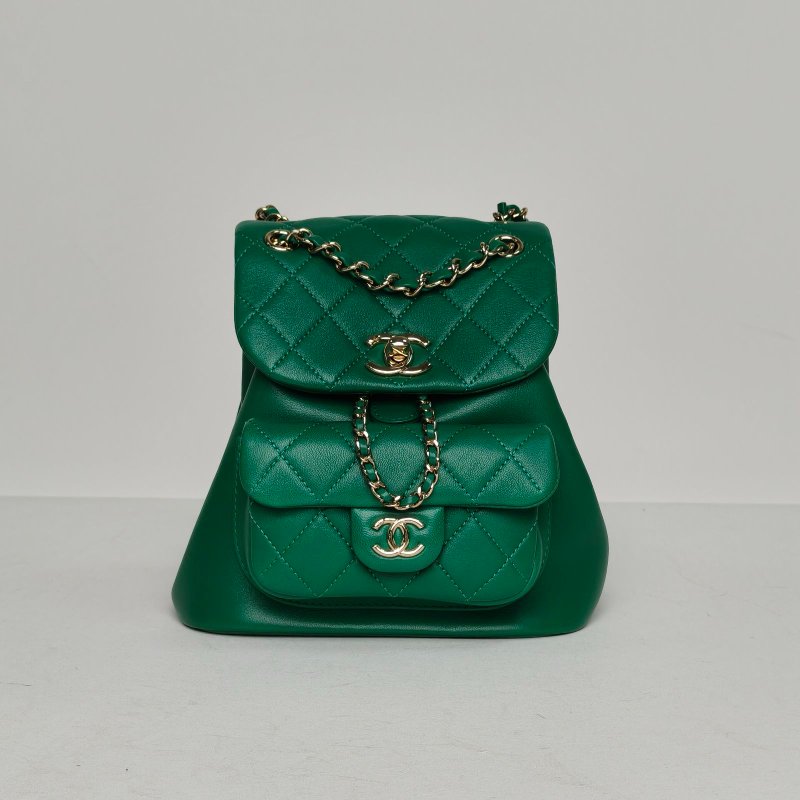 CHANEL Duma抽繩口蓋雙肩包單口袋小號18綠色羊皮晶片開淺金扣肩背包-0