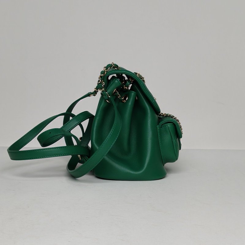 CHANEL Duma抽繩口蓋雙肩包單口袋小號18綠色羊皮晶片開淺金扣肩背包-3