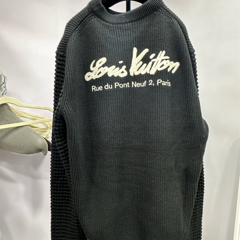 LV路易威登黑色針織毛衣，背後米白色刺繡logo，Rue du Pont Neuf 2, Paris字樣，袖子是另一種針織工藝，很有設計感 M碼-1