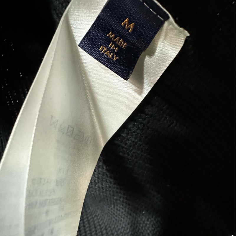 LV路易威登黑色針織毛衣，背後米白色刺繡logo，Rue du Pont Neuf 2, Paris字樣，袖子是另一種針織工藝，很有設計感 M碼-2