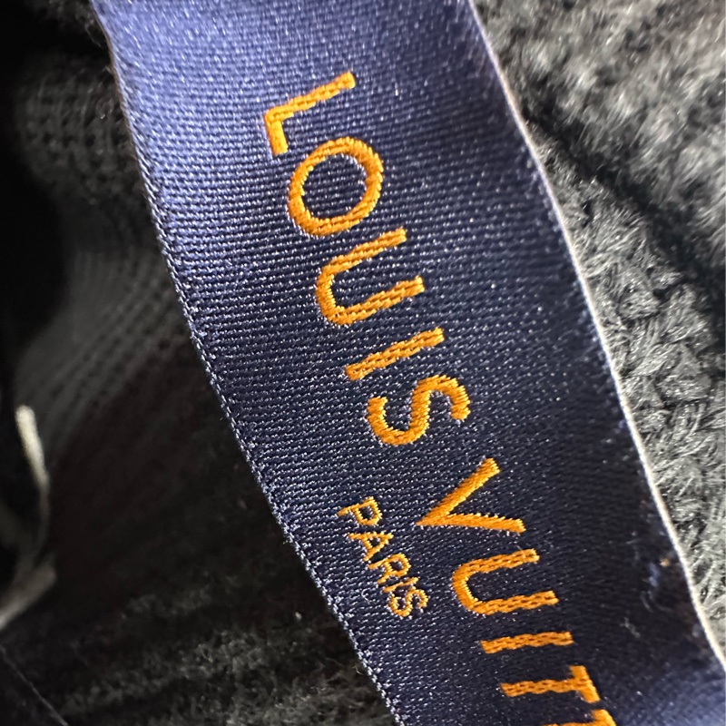 LV路易威登黑色針織毛衣，背後米白色刺繡logo，Rue du Pont Neuf 2, Paris字樣，袖子是另一種針織工藝，很有設計感 M碼-3