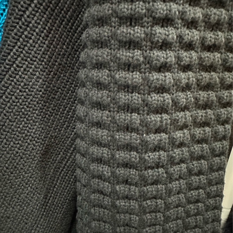 LV路易威登黑色針織毛衣，背後米白色刺繡logo，Rue du Pont Neuf 2, Paris字樣，袖子是另一種針織工藝，很有設計感 M碼-4