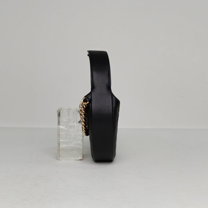 CHANEL 24S呼啦圈月牙包18黑色荔枝牛皮鐳射標金扣多鏈條掛飾肩背包-3