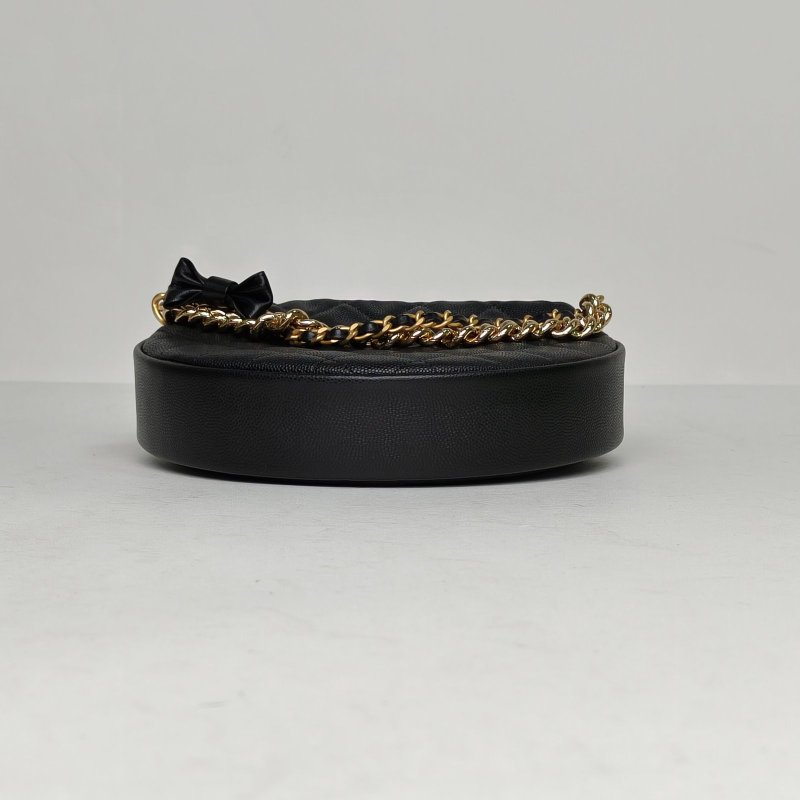 CHANEL 24S呼啦圈月牙包18黑色荔枝牛皮鐳射標金扣多鏈條掛飾肩背包-4