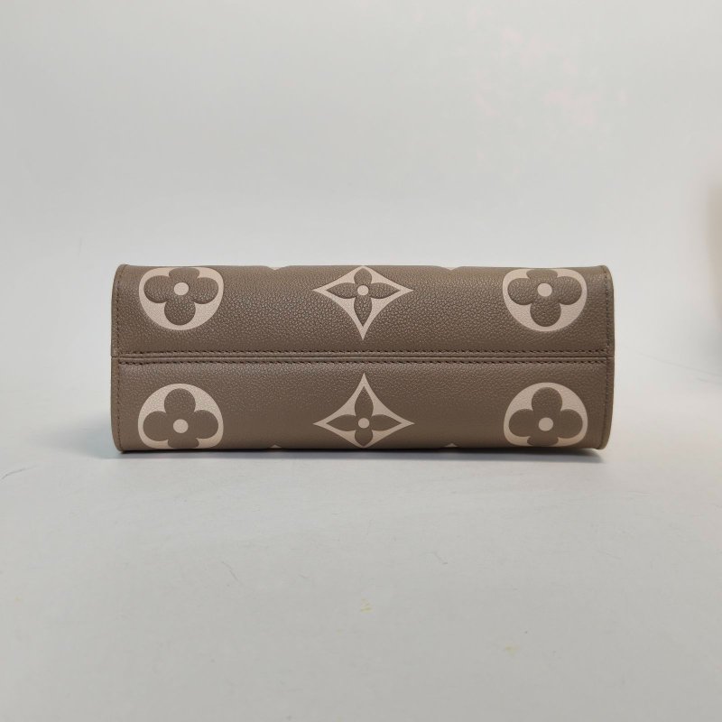 LOUIS VUITTON OnthegoEastWest大象灰牛皮晶片老花壓紋肩背包-4