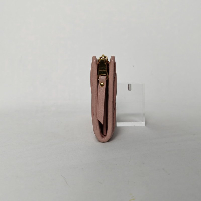 MIU MIU 粉色羊皮褶皺拉鏈錢包肩背包-3