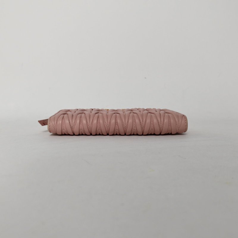 MIU MIU 粉色羊皮褶皺拉鏈錢包肩背包-4