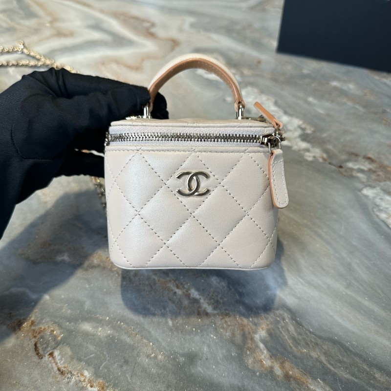 Chanel 23p奶茶金扣羊皮菱格Mini迷你手柄小盒子包-1