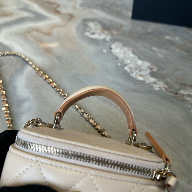 Chanel 23p奶茶金扣羊皮菱格Mini迷你手柄小盒子包-4