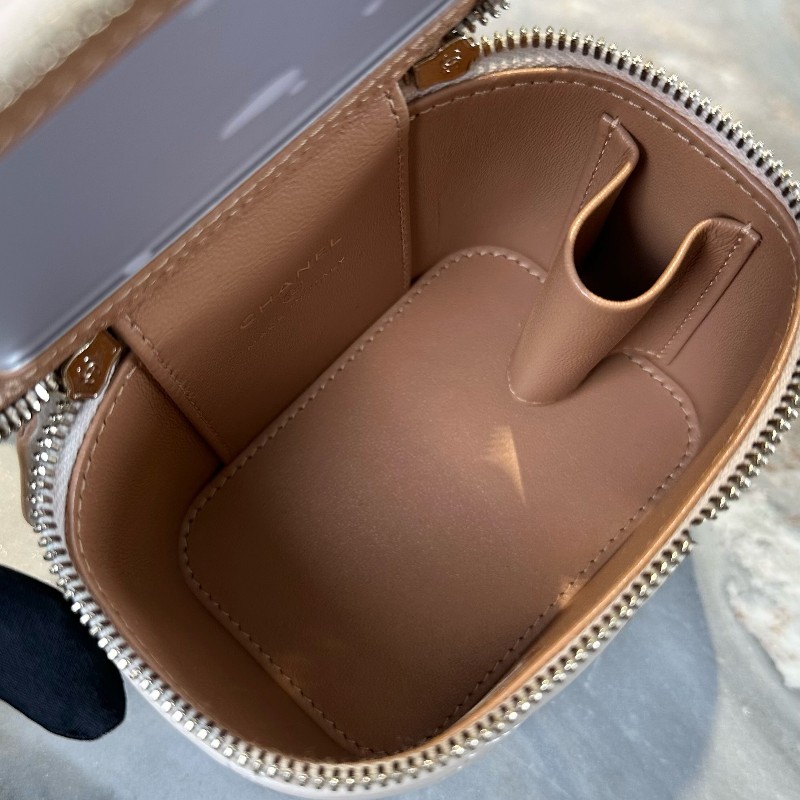 Chanel 23p奶茶金扣羊皮菱格Mini迷你手柄小盒子包-13