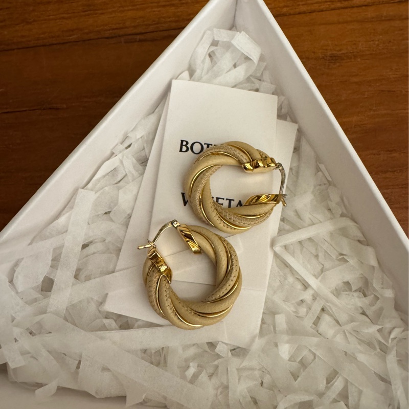 BV奶茶色麻花半圓耳環-2