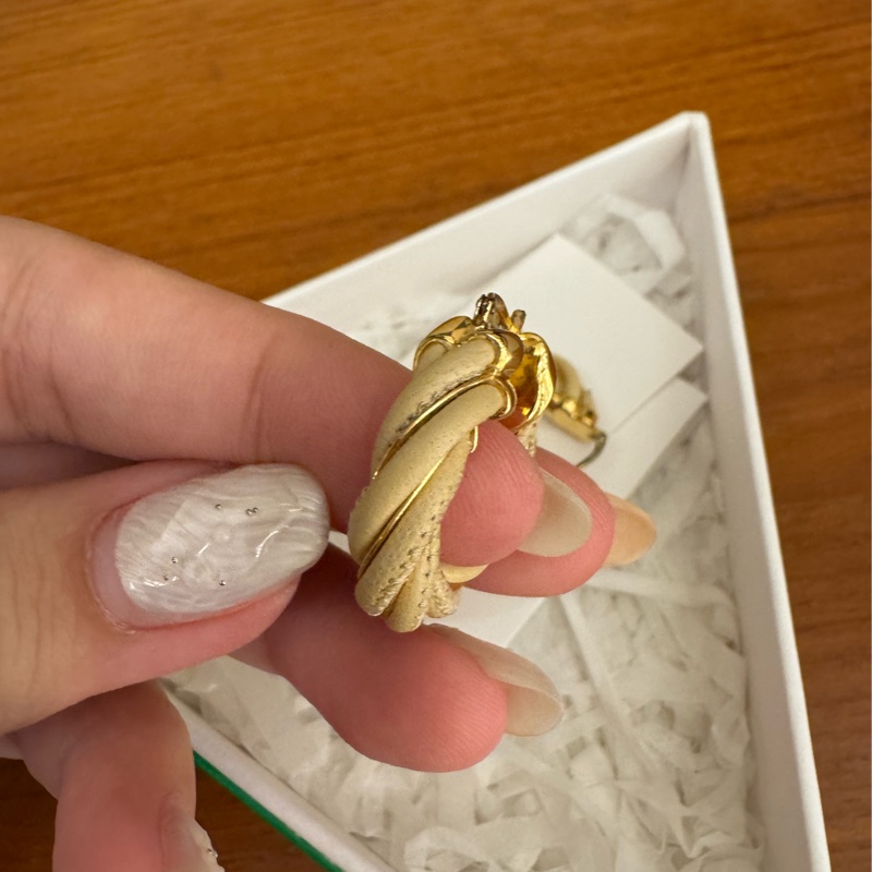 BV奶茶色麻花半圓耳環-3