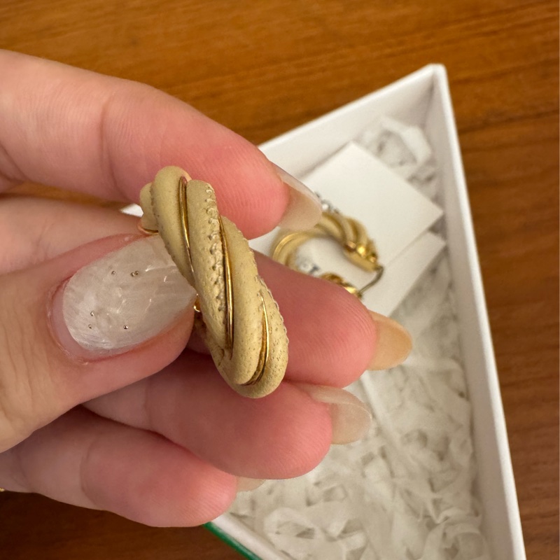 BV奶茶色麻花半圓耳環-4