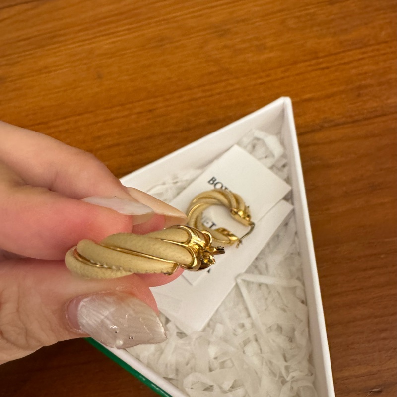 BV奶茶色麻花半圓耳環-5