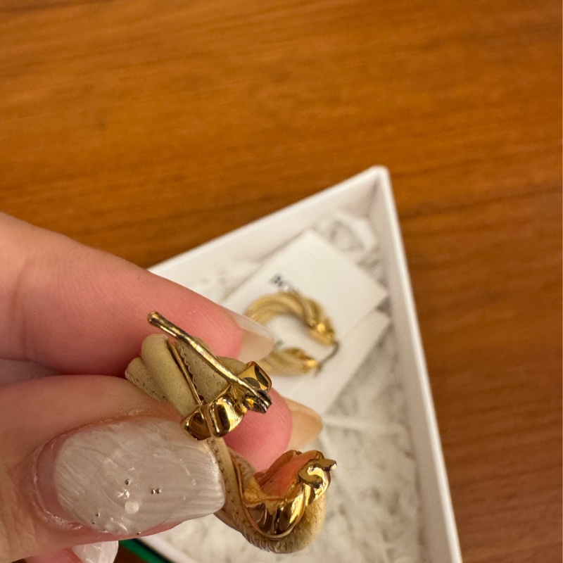 BV奶茶色麻花半圓耳環-11