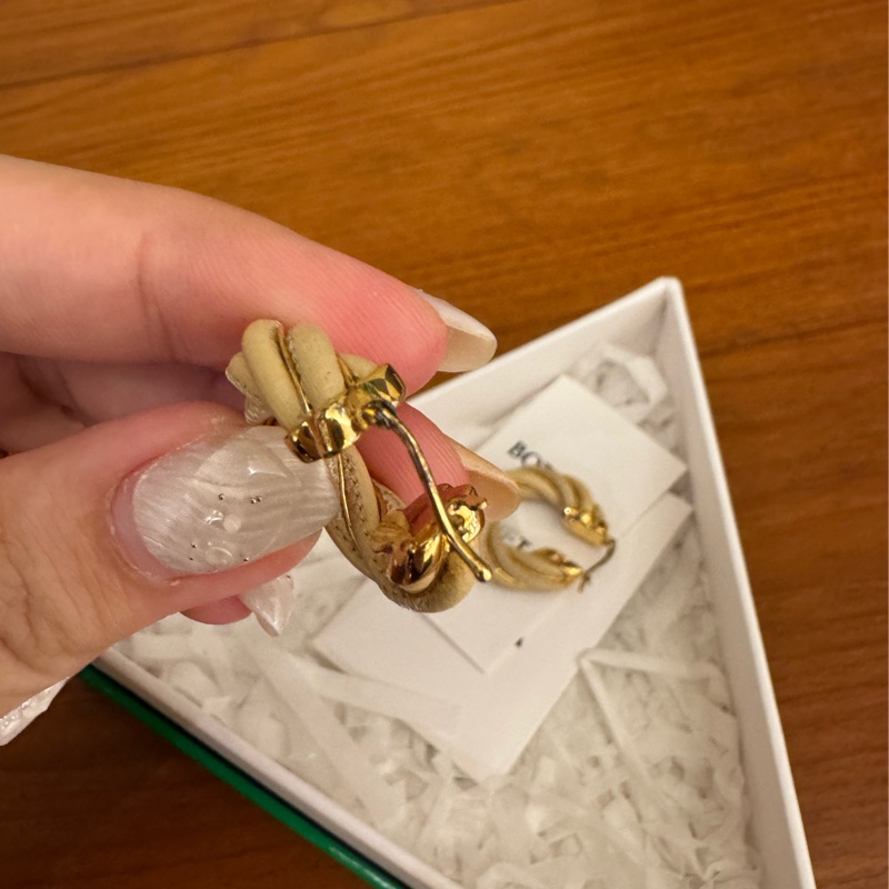 BV奶茶色麻花半圓耳環-12