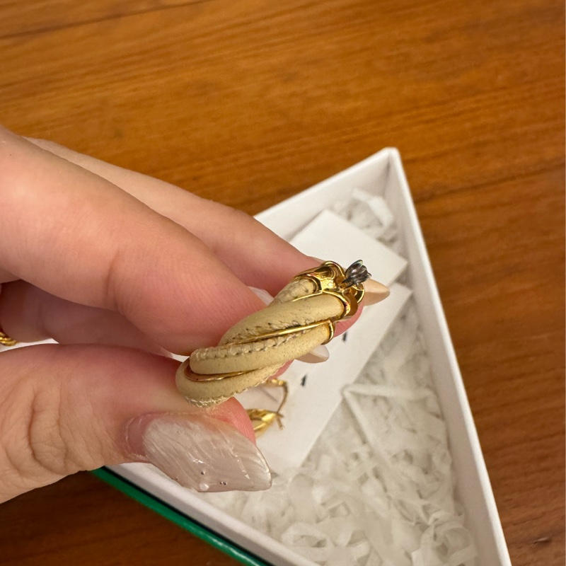 BV奶茶色麻花半圓耳環-16