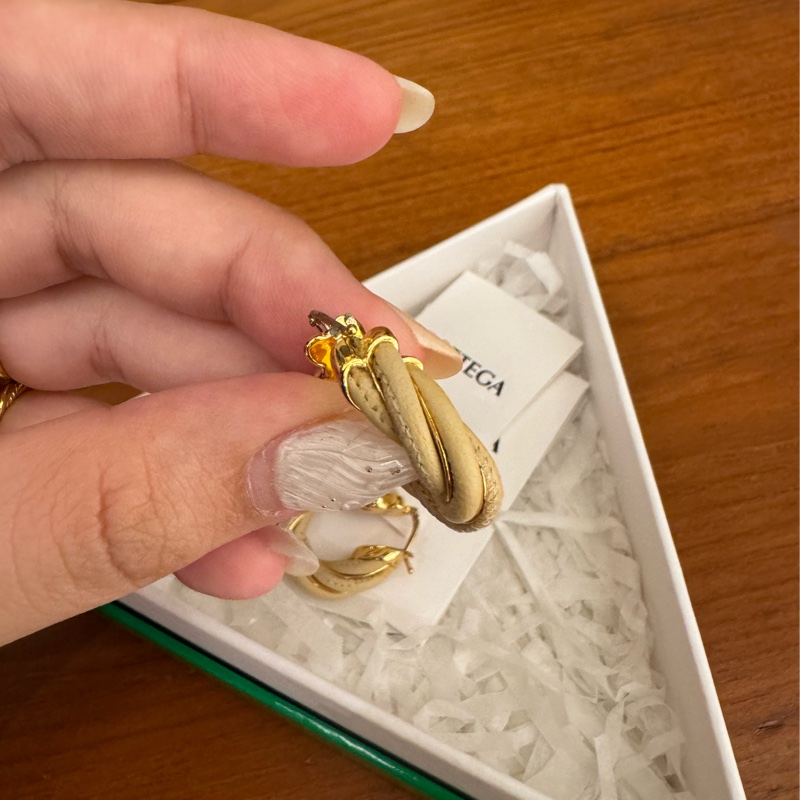 BV奶茶色麻花半圓耳環-18