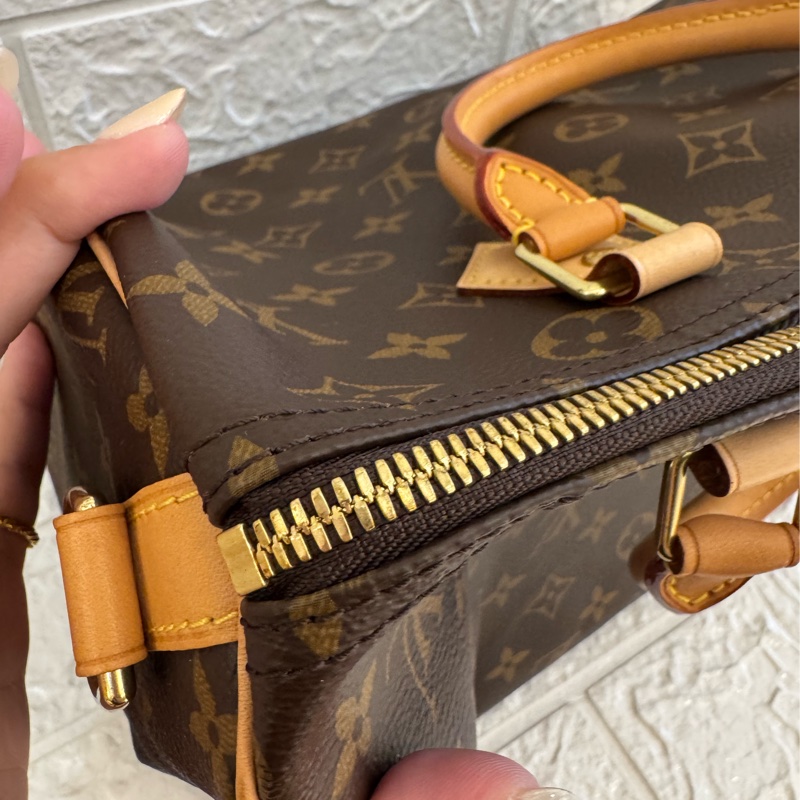 LV花紋speedy30背帶款-26