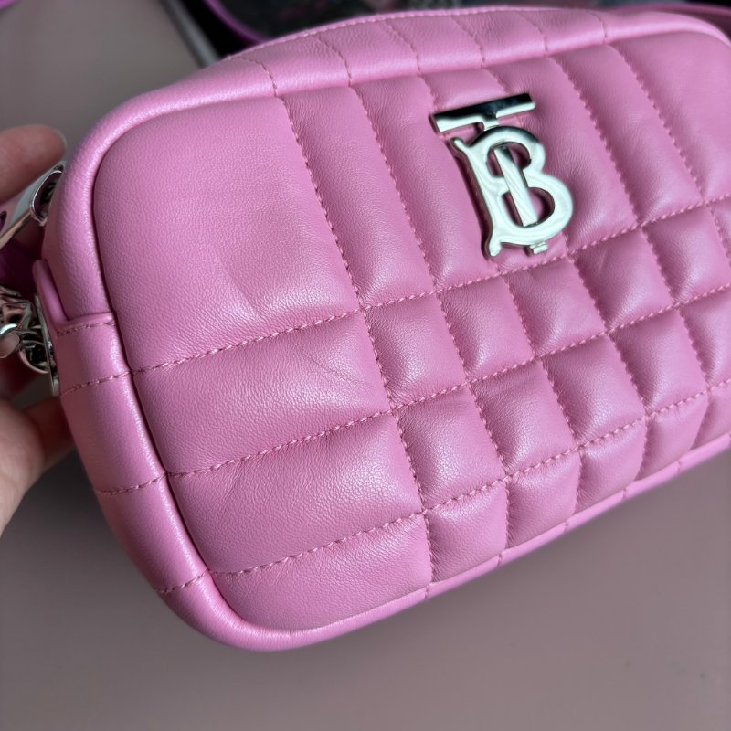 ::BURBERRY:: LORA銀字LOGO格紋絎縫設計羊皮鏈帶拉鍊斜背相機包(粉)-3