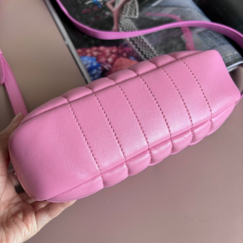 ::BURBERRY:: LORA銀字LOGO格紋絎縫設計羊皮鏈帶拉鍊斜背相機包(粉)-4