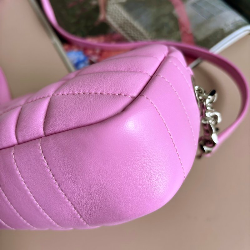 ::BURBERRY:: LORA銀字LOGO格紋絎縫設計羊皮鏈帶拉鍊斜背相機包(粉)-6