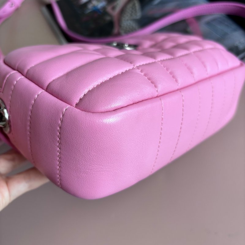 ::BURBERRY:: LORA銀字LOGO格紋絎縫設計羊皮鏈帶拉鍊斜背相機包(粉)-7