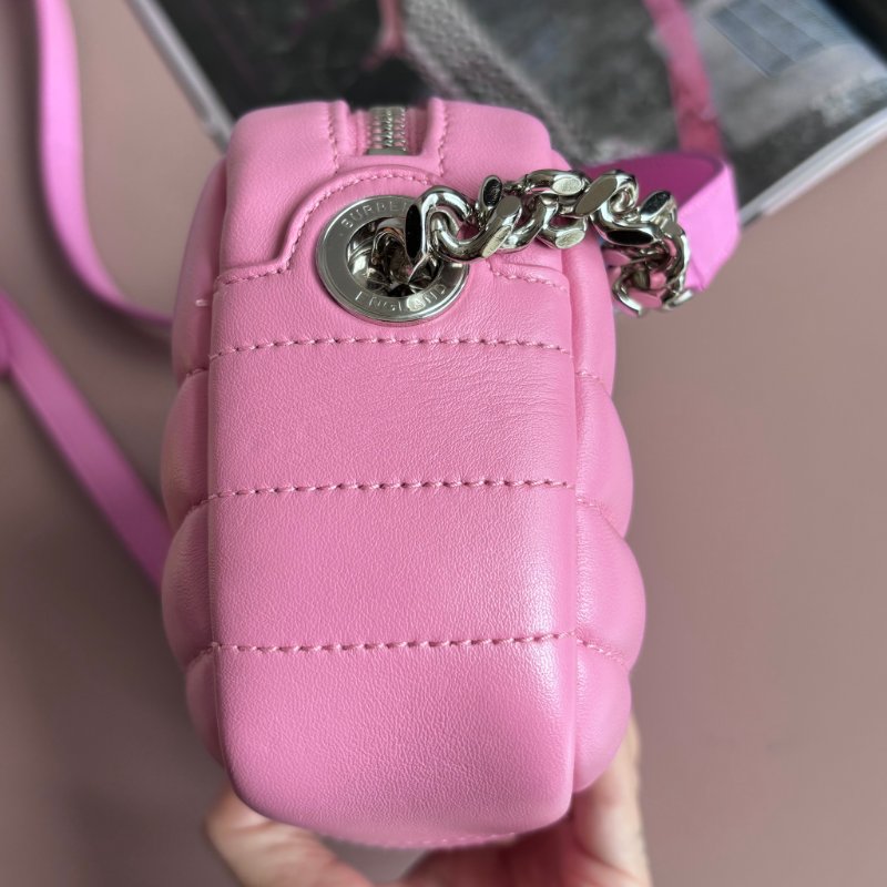 ::BURBERRY:: LORA銀字LOGO格紋絎縫設計羊皮鏈帶拉鍊斜背相機包(粉)-10