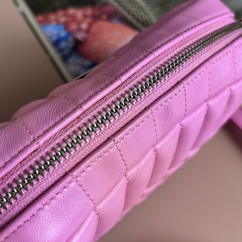 ::BURBERRY:: LORA銀字LOGO格紋絎縫設計羊皮鏈帶拉鍊斜背相機包(粉)-14