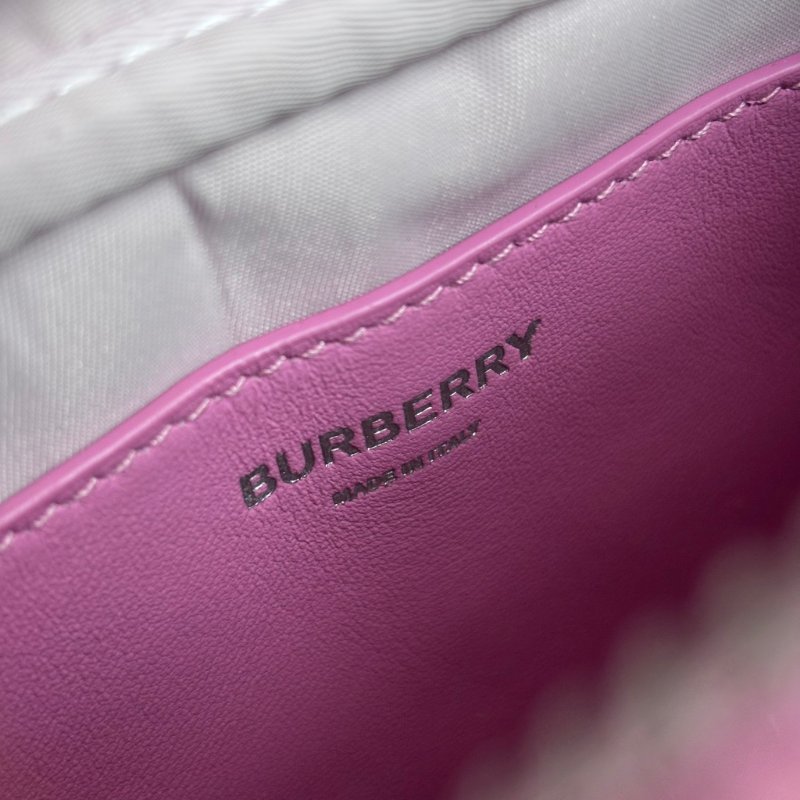 ::BURBERRY:: LORA銀字LOGO格紋絎縫設計羊皮鏈帶拉鍊斜背相機包(粉)-17