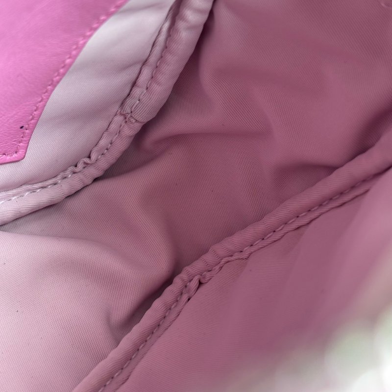 ::BURBERRY:: LORA銀字LOGO格紋絎縫設計羊皮鏈帶拉鍊斜背相機包(粉)-18