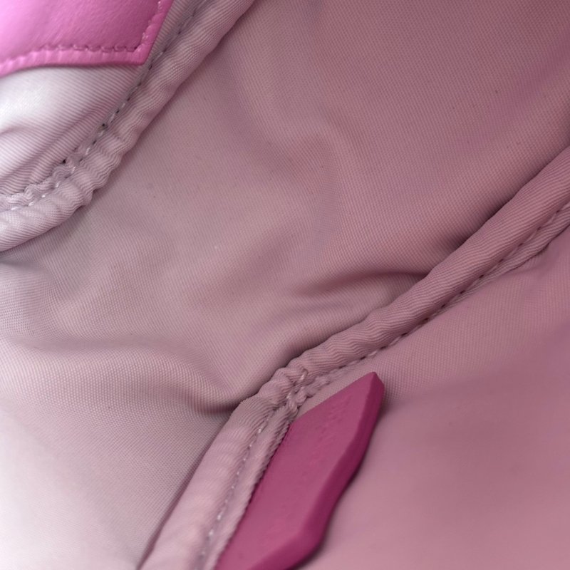 ::BURBERRY:: LORA銀字LOGO格紋絎縫設計羊皮鏈帶拉鍊斜背相機包(粉)-19